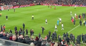 Varane postrojio igrače Uniteda nakon sramotnog poraza od Liverpoola
