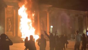 Milioni ljudi na ulicama: Zapaljena gradska vijećnica, na desetine je uhapšenih