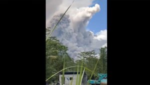 Eruptirao vulkan Merapi, tok lave je dug 1,5 kilometar, a vreli oblak visok sedam
