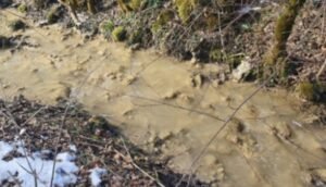 Teško zagađenje potoka zbog rudnika, stanovnicima se savjetuje da ne koriste vodu