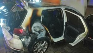 Osumnjičeni za paljenje auta završio u bolnici jer se nagutao dima