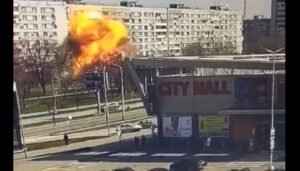 “Tu žive i djeca”: Objavljen snimak kako ruski projektil pogađa stambenu zgradu