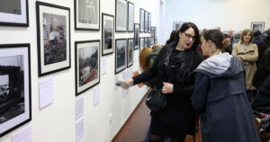 Otvorena izložba fotografija “Između strahova i nade” belgijskog fotografa Fabricea Dekoninicka