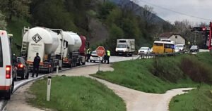 Vozač Škode poginuo u sudaru s autobusom, više putnika povrijeđeno