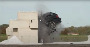 Kako izgleda kad se luksuzni BMW zabije u zid sa 150 km/h