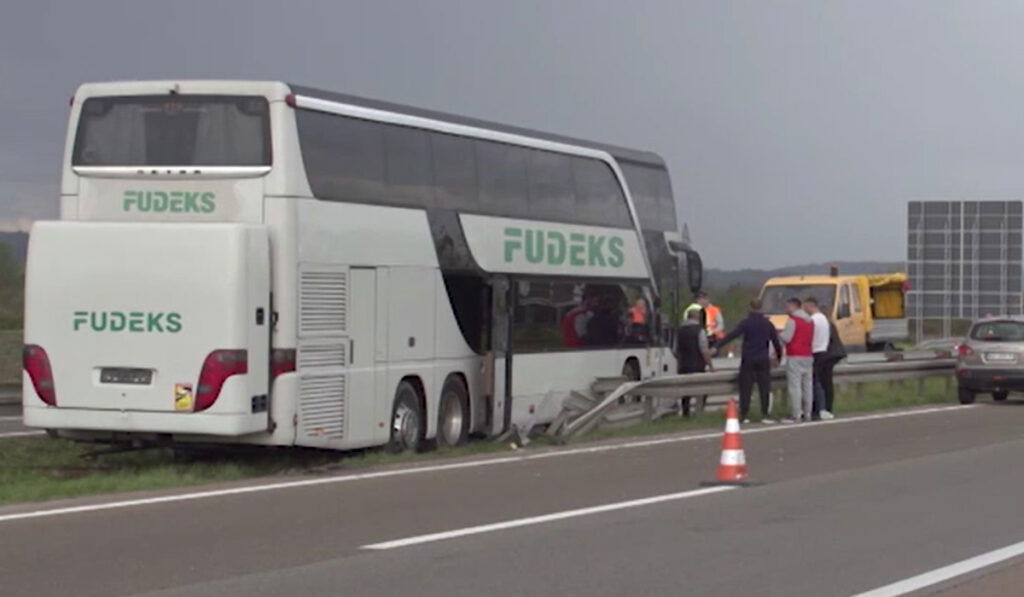 Autobus koji je prevozio djecu s ekskurzije udario u bankinu, vozaču pozlilo