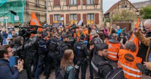 Macron poručio demonstratima: Šerpe neće pomoći Francuskoj da krene naprijed