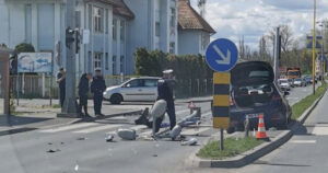 Udario pješaka, pa automobilom oborio semafor. Dvije osobe su povrijeđene