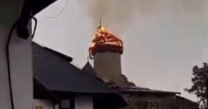 Potvrđeno da je udar groma uzrok požara na Starom gradu u Velikoj Kladuši