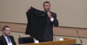 Vukanović donio suknju za Dodika u NSRS: “Kotula za strinu”
