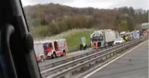 U sudaru tri kamiona dva vozača iz BiH povrijeđena, slovenski vozač poginuo