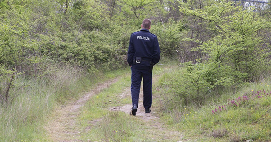 Muškarac pokušao silovati ženu, u kući mu pronašli 14 bombi, tri puške i jedan pištolj