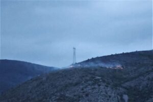 Požar na nepristupačnom terenu na Planinici još uvijek aktivan