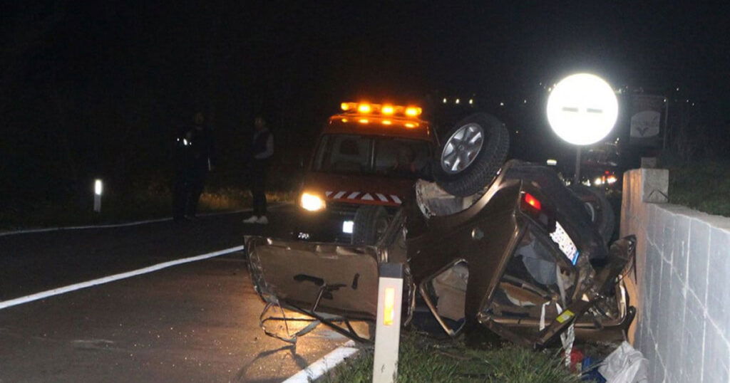 Vozač Golfa poginuo u teškom sudaru sa Audijem, automobil odbačen 50 metara