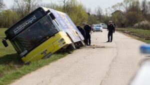 Autobus sletio s puta, sedmoro putnika prevezeno u bolnicu