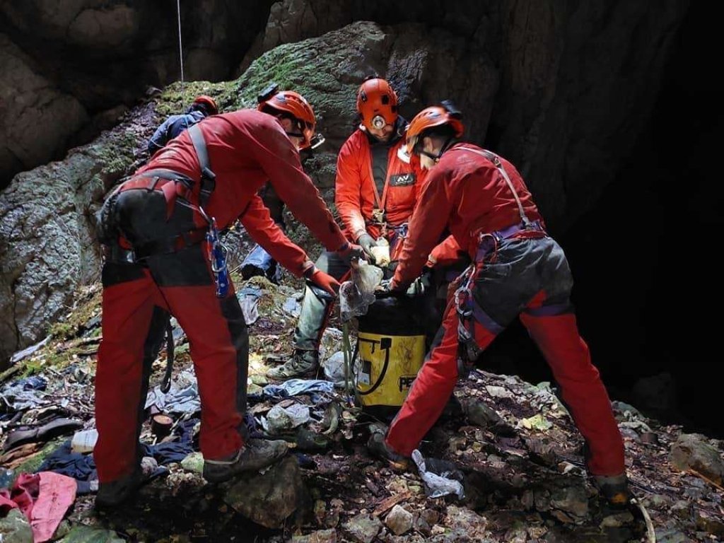 Speleolozi u jamama pronašli granate i životinjske kosti, iznijeli pune vreće smeća