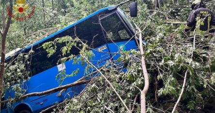 Školski autobus pao u provaliju od 100 metara, vozača zaslijepilo sunce