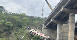 Autobus skliznuo s mosta i pao u klisuru, poginulo najmanje deset osoba