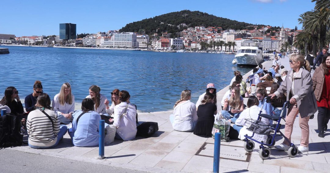Split: Turisti uživali na rivi uz more tokom sunčanog dana, more