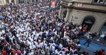 Veliki broj građana na protestima u Sarajevu, obratili se Muriz Memić i Amir Agić