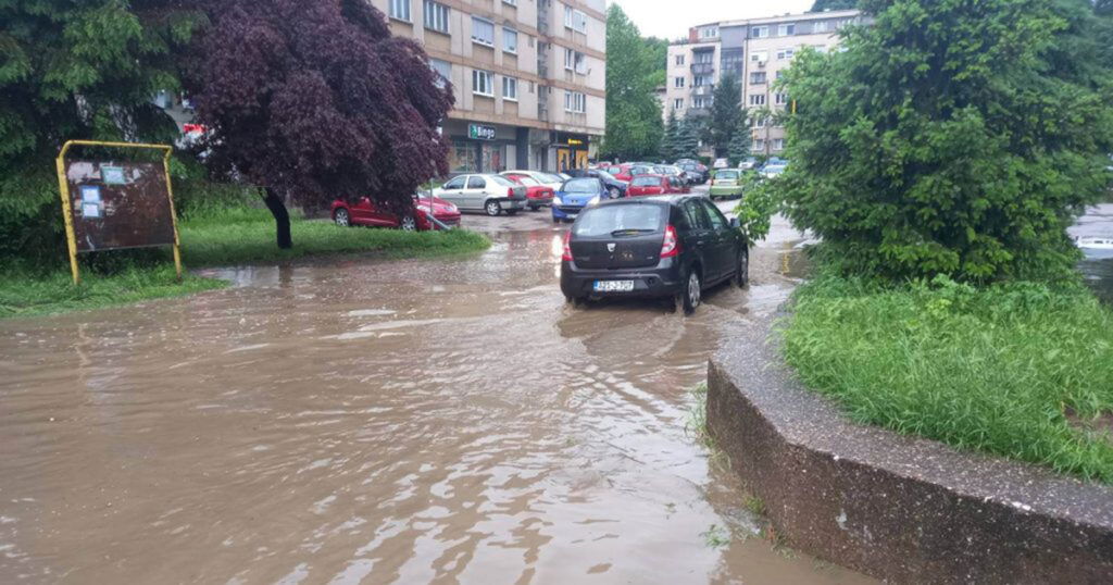 Jaka oluja pogodila Tuzlu, uz kišu padao i led