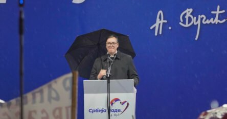 Vučić na mitingu: Uvijek ću biti vaš sendvičar i bot