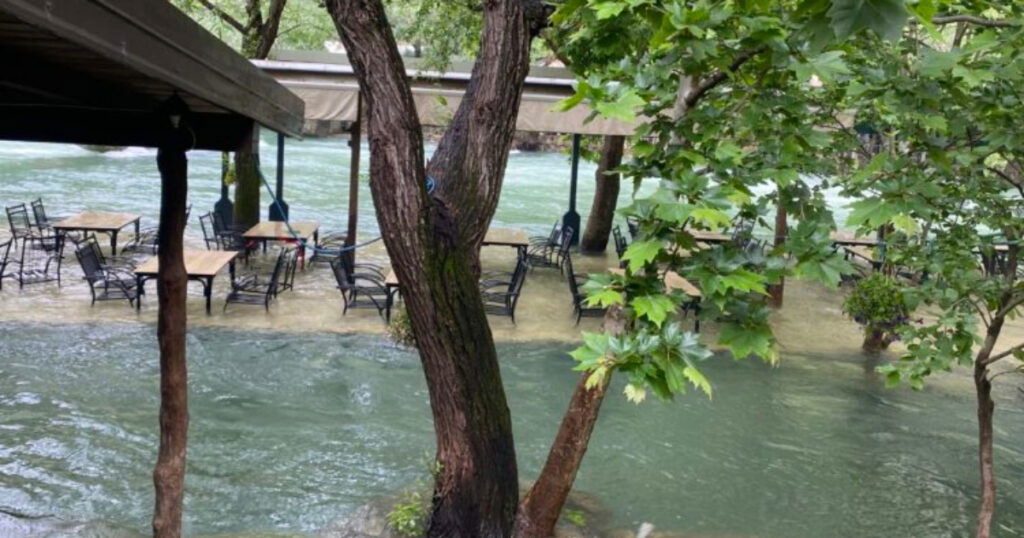 Poplavljeni restorani u Blagaju, veliki broj vjernika na derviškom mevludu