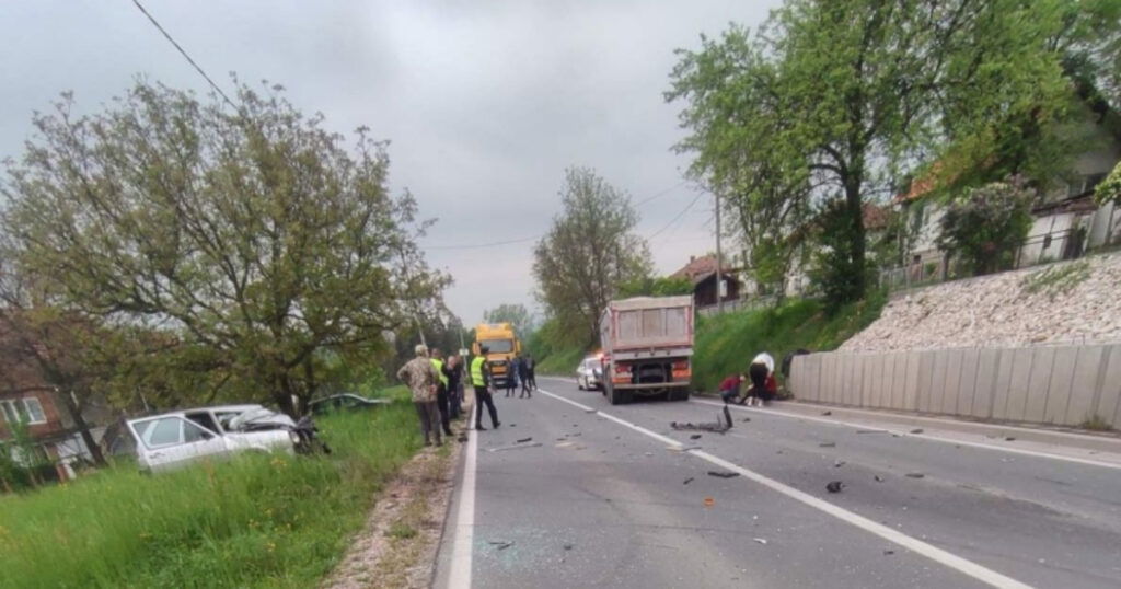 Dvije osobe povrijeđene u sudaru automobila i kamiona