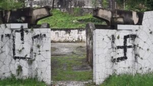 Ponovo oskrnavljeno Partizansko groblje, iscrtani nacistički simboli
