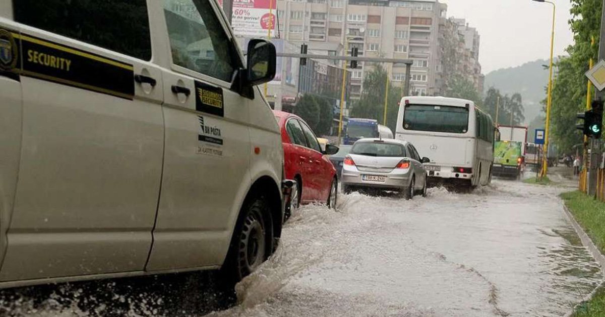 Obilna kiša širom BiH, na većini puteva otežan saobraćaj