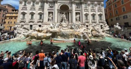 Klimatski aktivisti obojili u crno vodu čuvene fontane u Rimu