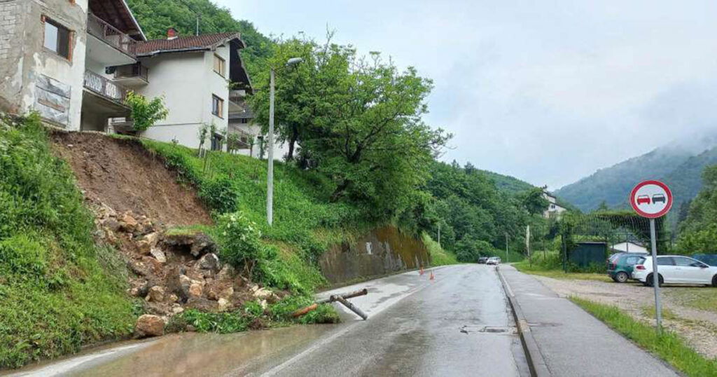 Nakon obilnih padavina pokrenulo se klizište i zatrpalo cestu