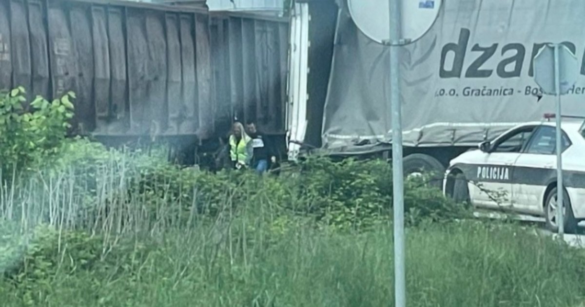 Voz se zabio u kamion na pružnom prelazu, policija na terenu