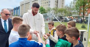 Otvoreno košarkaško igralište koje je mladima i djeci Tuzle poklonio Jusuf Nurkić