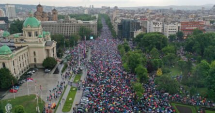 Nepregledne kolone na protestu “Srbija protiv nasilja”, demonstranti okružili RTS