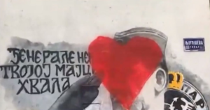 Počelo čišćenje Beograda: Preko murala Ratka Mladića nacrtali crveno srce