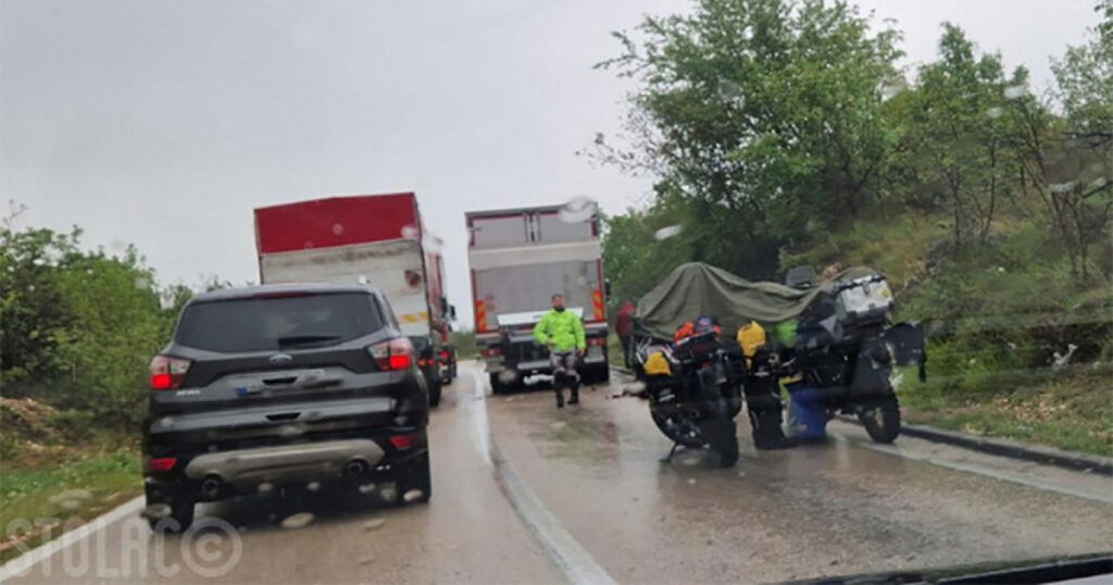 Motorist zadobio povrede opasne po život u sudaru s dostavnim vozilom