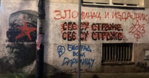 Uništen mural četničkom komandantu, aktivisti nacrtali petokraku: “Zločinac i izdajnik”