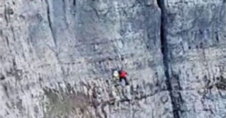 Žena visi na stijenama iznad Mostara, spasioci je pokušavaju izvući
