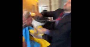 Ruski delegat pokušao oteti ukrajinsku zastavu, Ukrajinac ga udario