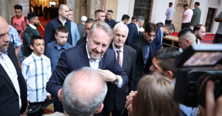 Izetbegović dijelio novac nakon bajram-namaza