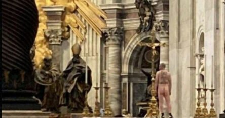 Goli muškarac stajao na oltaru bazilike sv. Petra u znak protesta protiv rata u Ukrajini