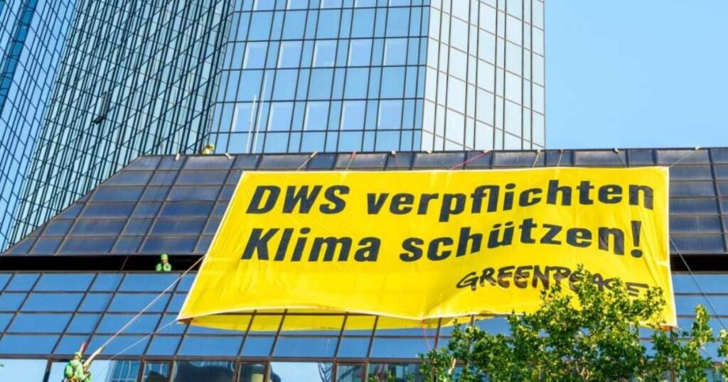 Aktivisti Greenpeacea postavili transparent na zgradu Deutsche Bank
