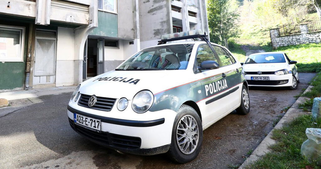 Prišao trojici mladića i jednom od njih zadao četiri ubodne rane, tri u stomak i jednu u grudi