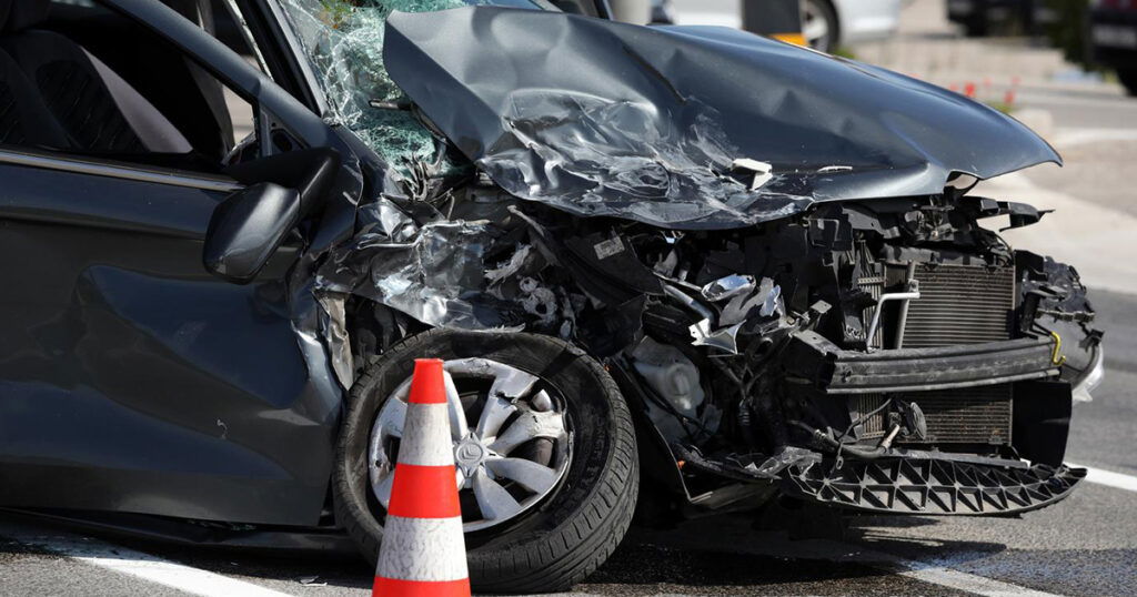 U teškom sudaru teretnog vozila i automobila poginula jedna osoba