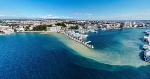 Zagađena plaža u Dalmaciji: “Gejziri” fekalija i toalet papira, djeca dobila kožnu bolest 