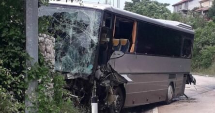Prosvjetari išli na ekskurziju: Poginuli vozač i jedan od putnika, 13 povrijeđenih