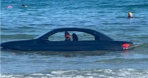 Parkirao BMW uz more, a onda je stigla plima