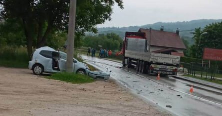 U teškom sudaru automobila i kamiona poginula jedna osoba