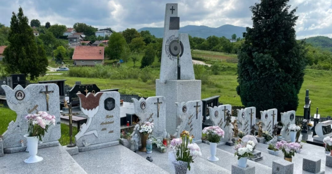 Grobovi djece stradale u granatiranju dječijeg igrališta u Vitezu